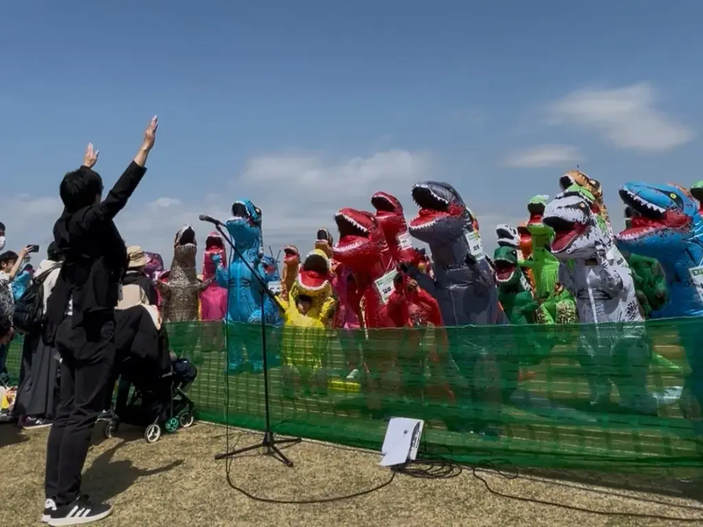 【横須賀・ソレイユの丘】恐竜たちが原っぱを駆け抜ける！『第3回ティラノサウルスレース』を2026年1月17日(土)に開催します。 画像 3