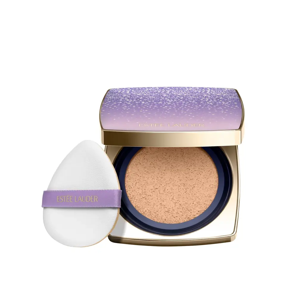 エスティ ローダーより、”幸運の花”ライラックが咲き誇るホリデー コレクションが登場。来年の幸福を願う特別な「ラベンダー キス コレクション」。 画像 3