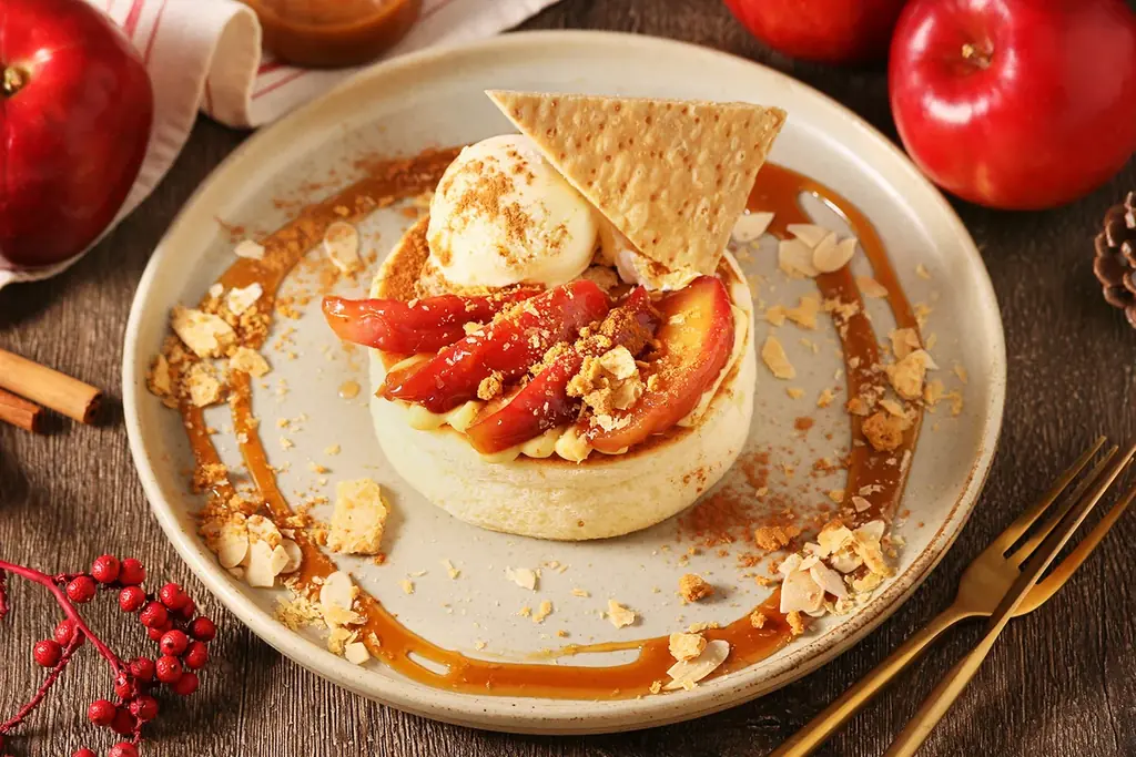 カフェ“ YURT (ユルト) ”から、冬の香りと美味しい記憶をお届け！「紅玉リンゴのキャラメルソースパンケーキ」を12/3(水）より新登場！ 画像 2