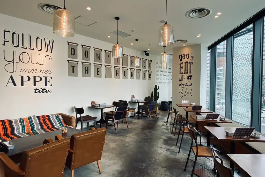 カフェ“ YURT (ユルト) ”から、冬の香りと美味しい記憶をお届け！「紅玉リンゴのキャラメルソースパンケーキ」を12/3(水）より新登場！ 画像 7