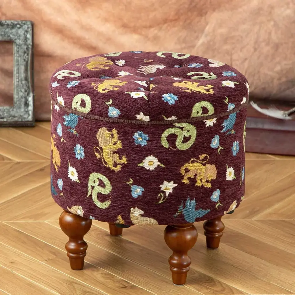 2025年11月28日(金)より、ハリー・ポッター　マホウドコロ オンラインショップ限定で、耽美な刺繍が高級感あふれるデザインの「ハリー・ポッター yume スツール」が新登場 画像 1