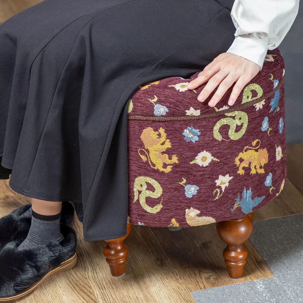 2025年11月28日(金)より、ハリー・ポッター　マホウドコロ オンラインショップ限定で、耽美な刺繍が高級感あふれるデザインの「ハリー・ポッター yume スツール」が新登場 画像 4