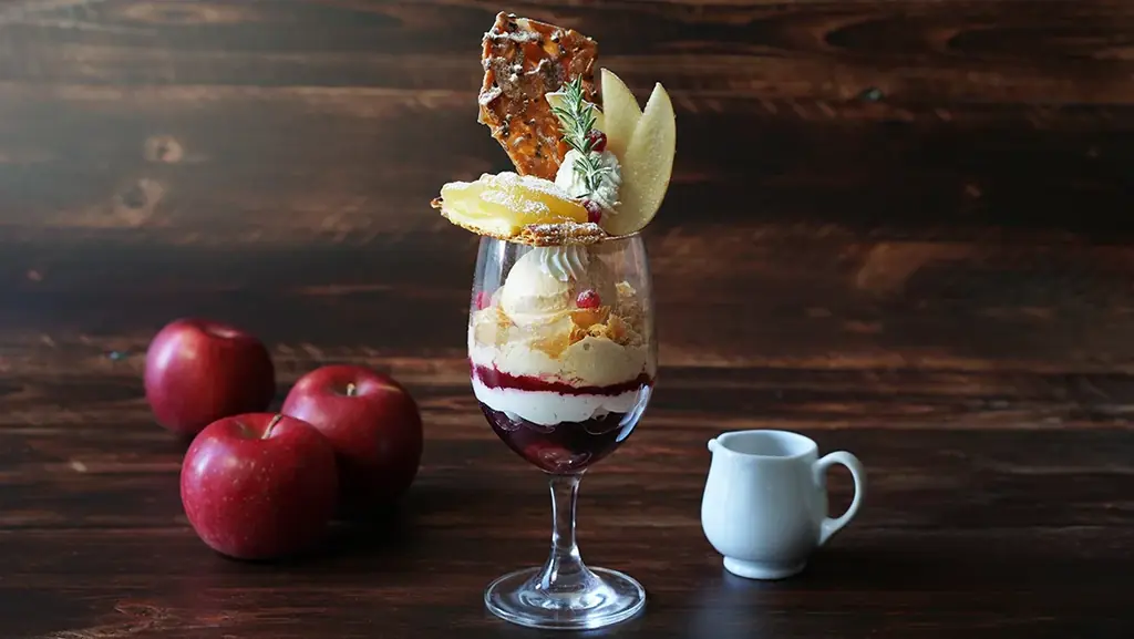 【ロイヤルパインズホテル浦和】冬限定のりんごパフェ「青森産紅玉のアップルパイパフェ～あたたかいシナモンソースと共に～」を2025年12月1日(月)～31日(水)で販売 画像 1