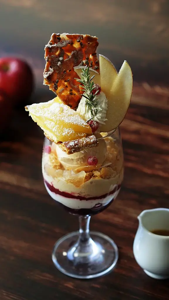 【ロイヤルパインズホテル浦和】冬限定のりんごパフェ「青森産紅玉のアップルパイパフェ～あたたかいシナモンソースと共に～」を2025年12月1日(月)～31日(水)で販売 画像 2