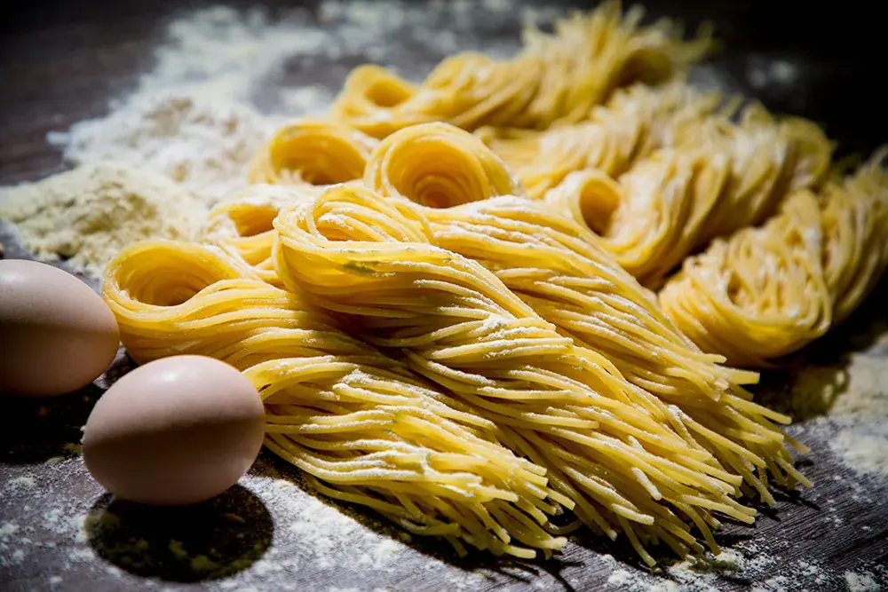 12月3日（水）解禁！“香りを味わう”新感覚カルボナーラ！北海道生パスタ『麦と卵』が黒トリュフの魅力を最大化した限定メニュー「黒トリュフ香る贅沢カルボナーラ」を販売！頑張った自分へのご褒美にも！ 画像 4