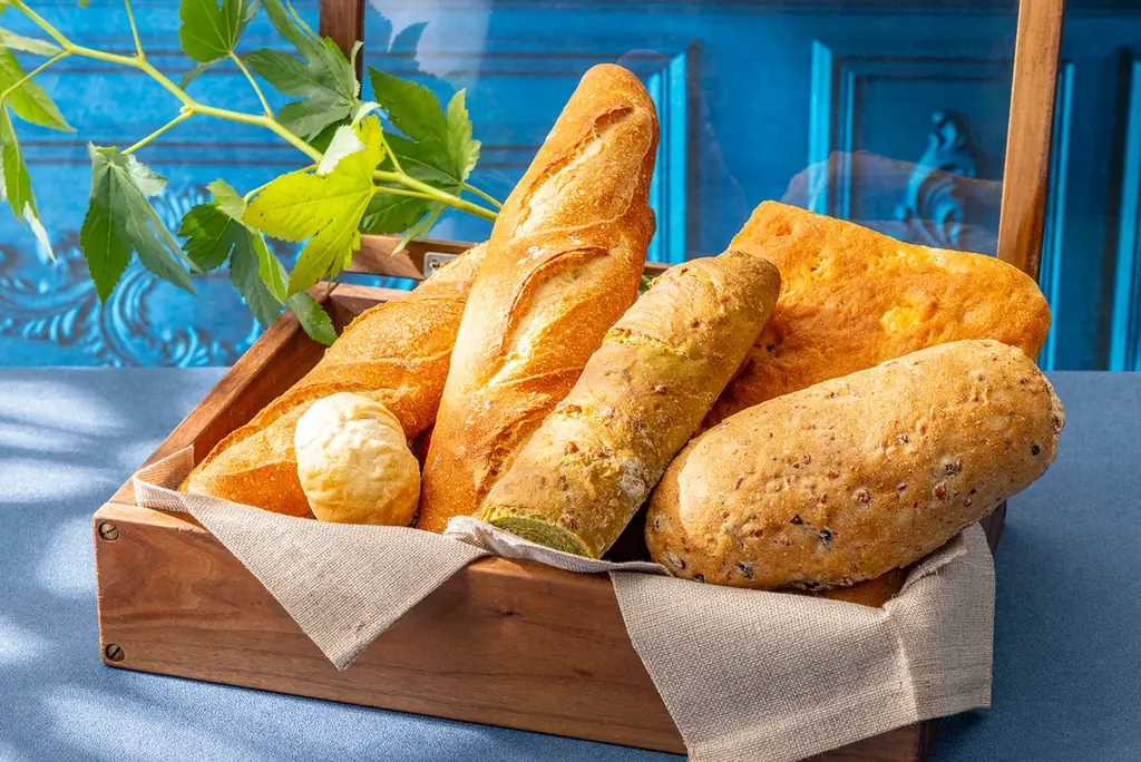 ヒルトン名古屋　地中海グルメで彩る冬のビュッフェ開催！年末年始はズワイガニ・マグロ・サーモン・エビ食べ放題&牡蠣剥きパフォーマンスで特別な冬を 画像 15