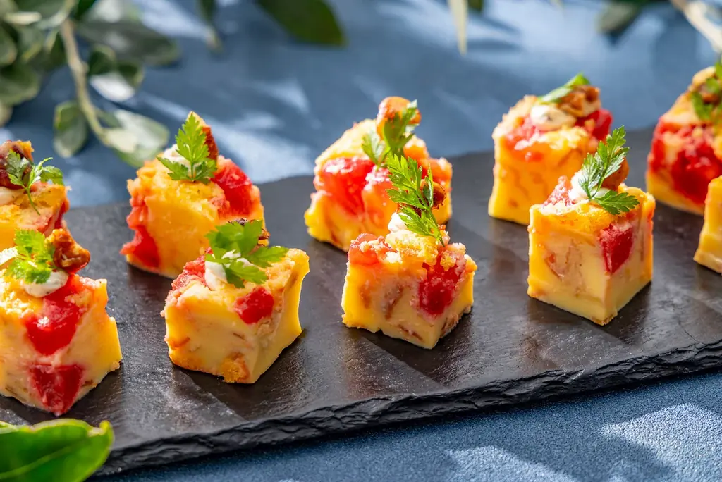 ヒルトン名古屋　地中海グルメで彩る冬のビュッフェ開催！年末年始はズワイガニ・マグロ・サーモン・エビ食べ放題&牡蠣剥きパフォーマンスで特別な冬を 画像 17