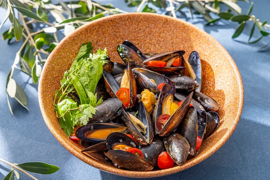 ヒルトン名古屋　地中海グルメで彩る冬のビュッフェ開催！年末年始はズワイガニ・マグロ・サーモン・エビ食べ放題&牡蠣剥きパフォーマンスで特別な冬を 画像 5