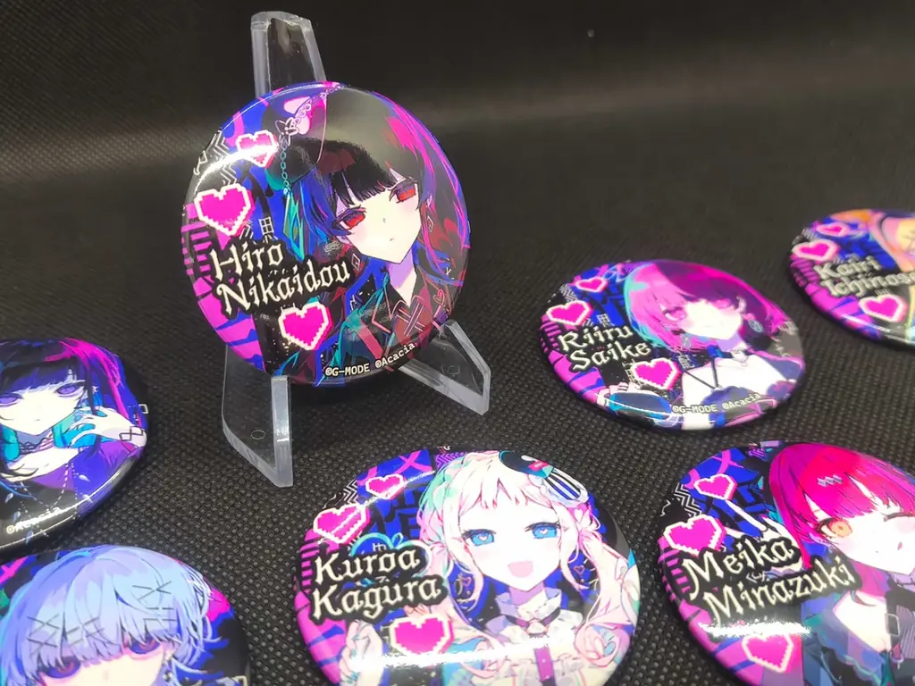 裏アカ迷宮ノベルRPG『配信少女ノ裏垢迷宮』初の公式グッズ「ランダム缶バッジ（全8種）」、本日11/28(金)より通販予約スタート！ 画像 3