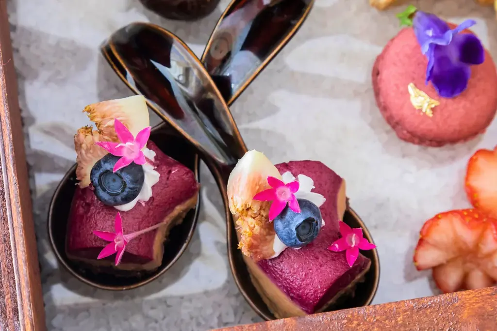 【神戸市中央区】～駅から徒歩10分で非日常空間へ～結婚式場内のアフタヌーンティー専門カフェ「Café ESPACE」よりホリデーシーズンを楽しむ冬季限定アフタヌーンティー提供 画像 4