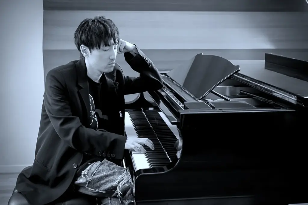 『進撃の巨人』『機動戦士ガンダムUC』『七つの大罪』『機動戦士ガンダム 閃光のハサウェイ』――数々の人気作の劇伴を手掛けた作曲家・澤野弘之。葛藤と挑戦を繰り返した20年の創作、その舞台裏に迫る！ 画像 2