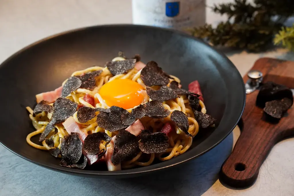 期間限定トリュフ倍増！炎のチーズパスタの新商品「トリュフとペコリーノロマーノのカルボナーラ」を販売開始します。 画像 1