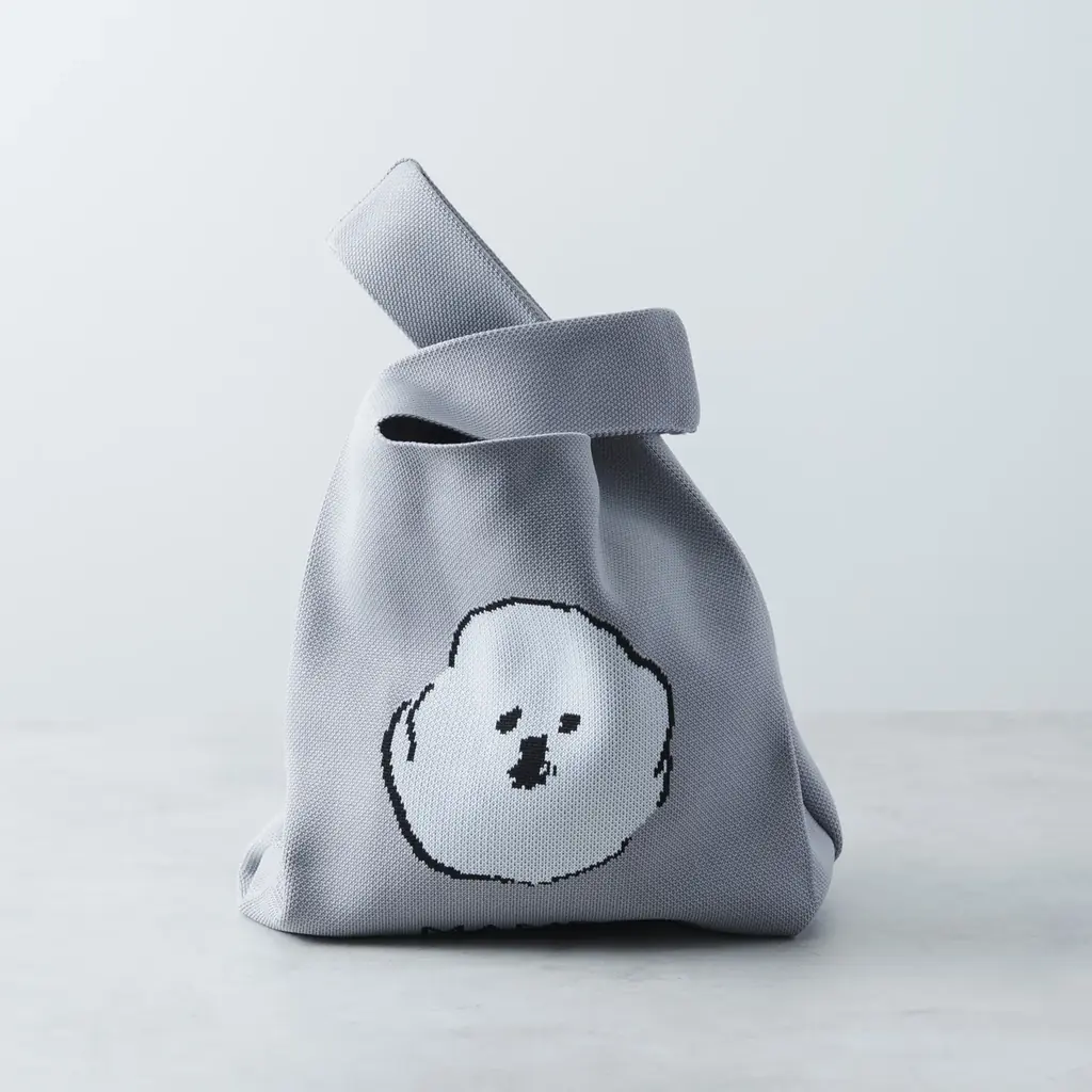 【オンライン限定発売】寒い季節の装いにピッタリ！「MAMBO（マンボ）」の新作ニットマルシェバッグが登場 画像 1