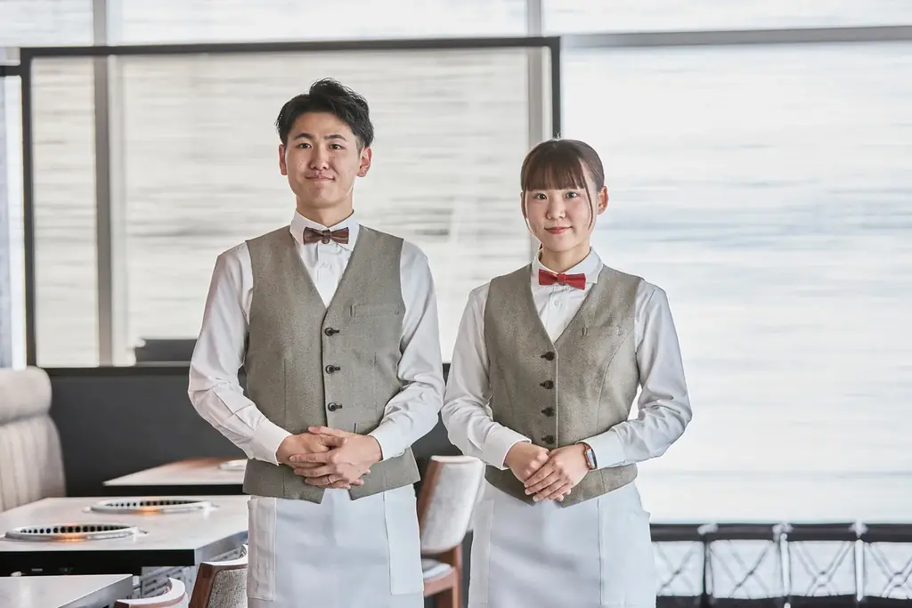 焼肉うしごろの新ユニフォーム、特注蝶ネクタイで品格向上