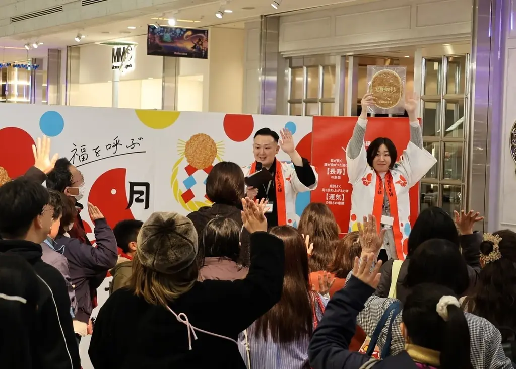 一年のしあわせと健康への願いを込めて、海老せんべい〈ゆかり〉を奉納 画像 2