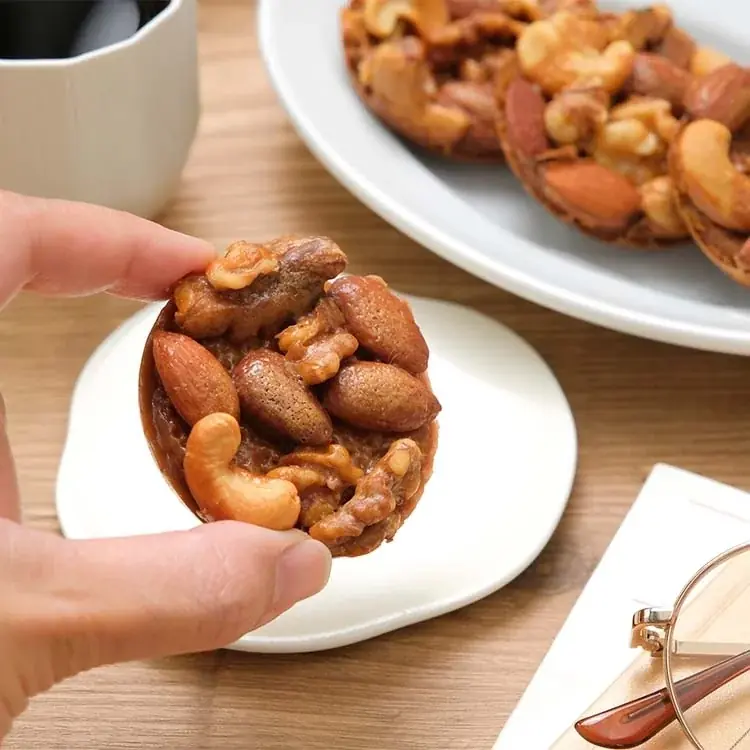 甘さの奥にほんのり塩味。濃厚キャラメルとナッツの旨みを閉じ込めた『香ばしキャラメルナッツタルト』をスナックミーオンラインストアで期間限定発売 画像 2