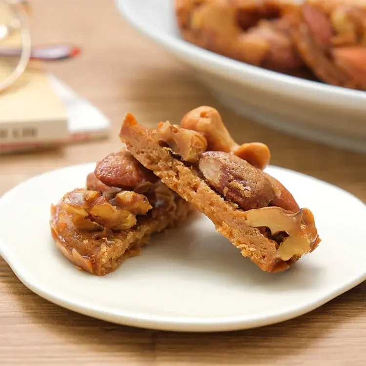 甘さの奥にほんのり塩味。濃厚キャラメルとナッツの旨みを閉じ込めた『香ばしキャラメルナッツタルト』をスナックミーオンラインストアで期間限定発売 画像 3