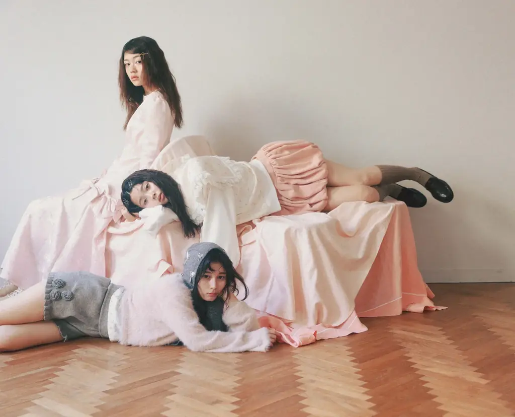 与田祐希・金村美玖（日向坂46）・筒井あやめ（乃木坂46）が初めて3人揃って表紙に。定期刊行最終号『bis』2026年冬号発売 画像 10