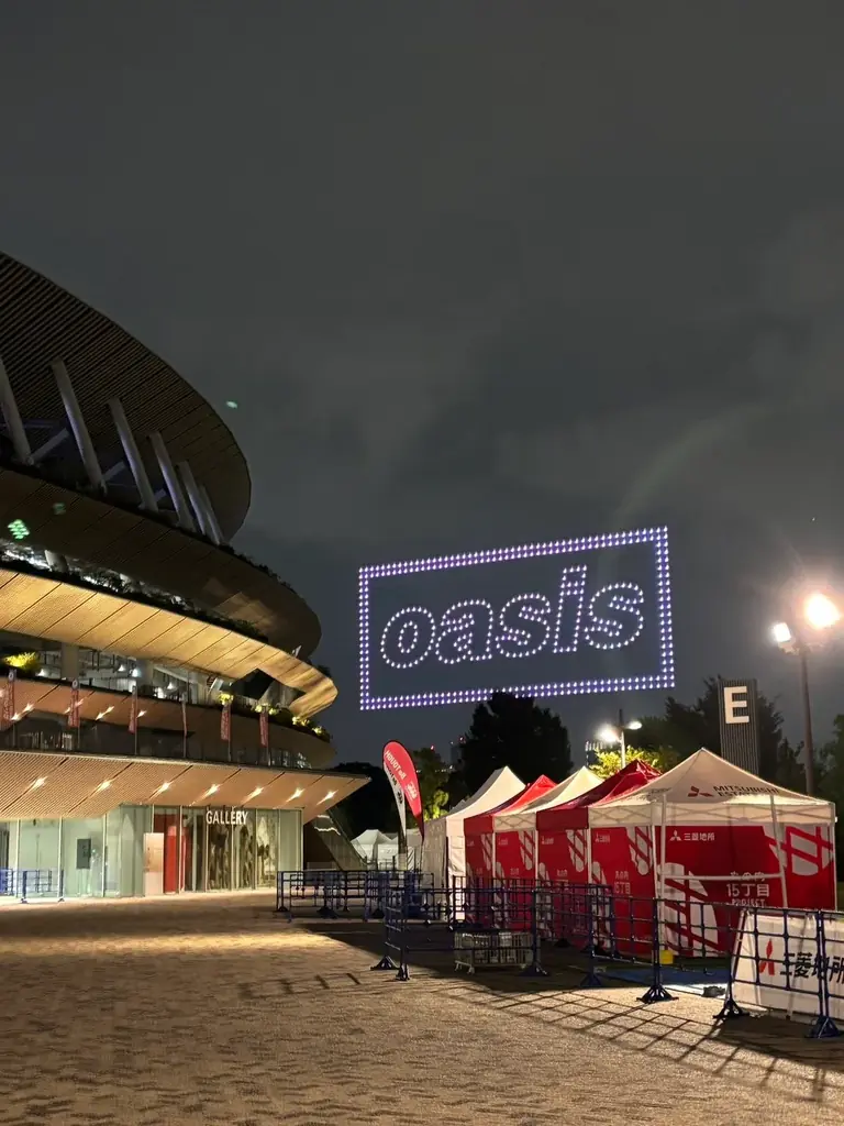 アンコール、「Oasis Live ’25 JAPAN」新宿で巨大Oasisロゴを描くスペシャルドローンショーを実施 画像 2