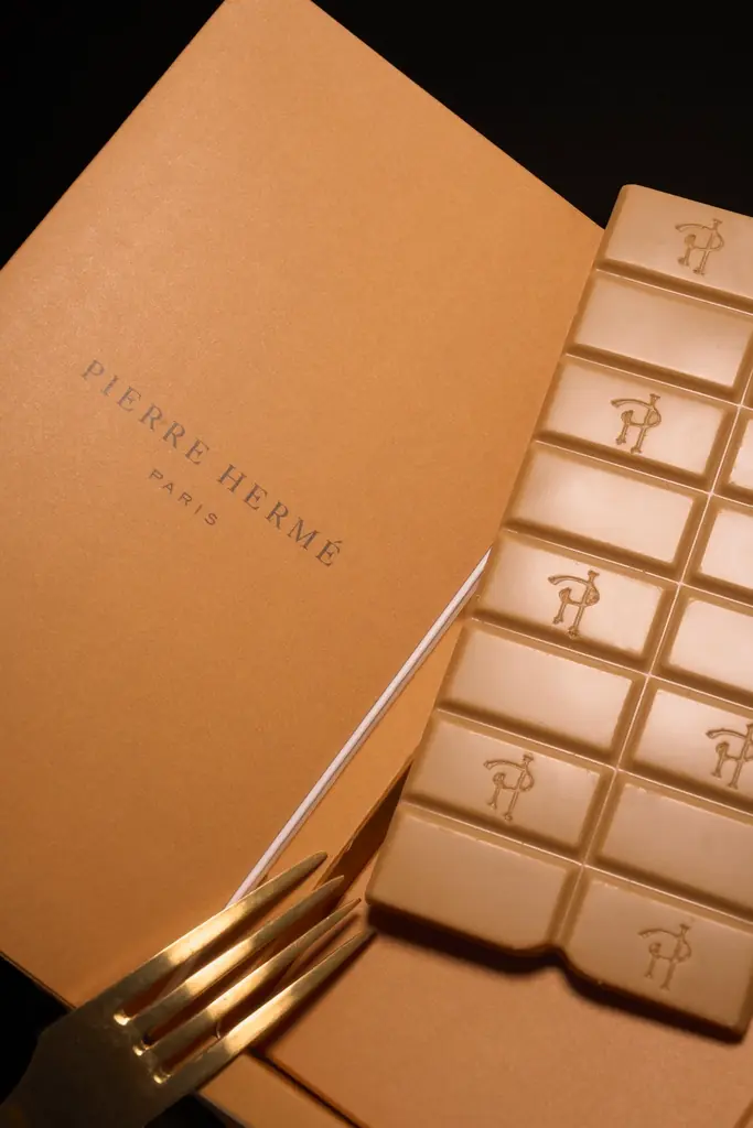 【MUCHA(ミュシャ)】〈ピエール・エルメ・パリ〉と初のコラボレーションによる限定タブレットショコラを12月5日(金)に発売！ 画像 3