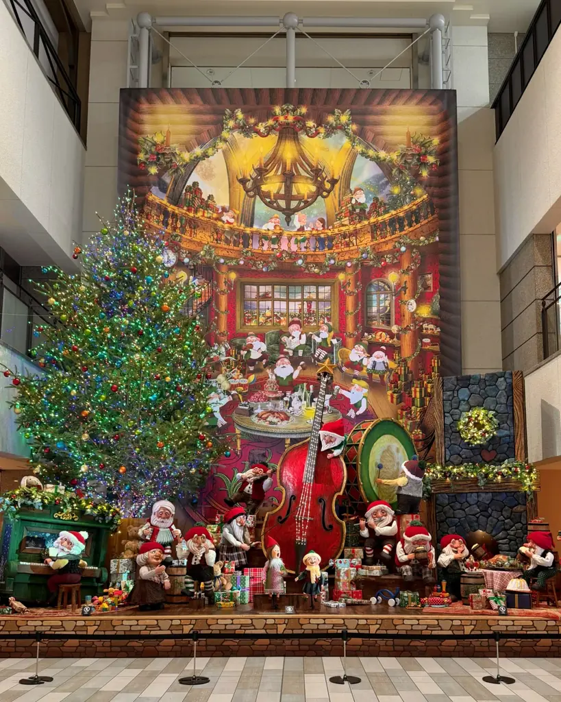 シリーズ第3弾！サンタたちのパーティーがテーマのクリスマスツリー登場『SANTA’S WINTER HOLIDAY!!』阪急三番街で開催 画像 1