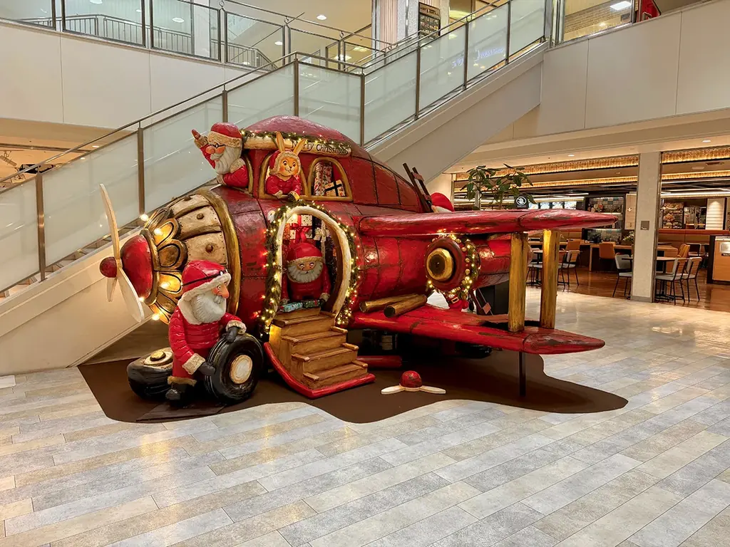 シリーズ第3弾！サンタたちのパーティーがテーマのクリスマスツリー登場『SANTA’S WINTER HOLIDAY!!』阪急三番街で開催 画像 2