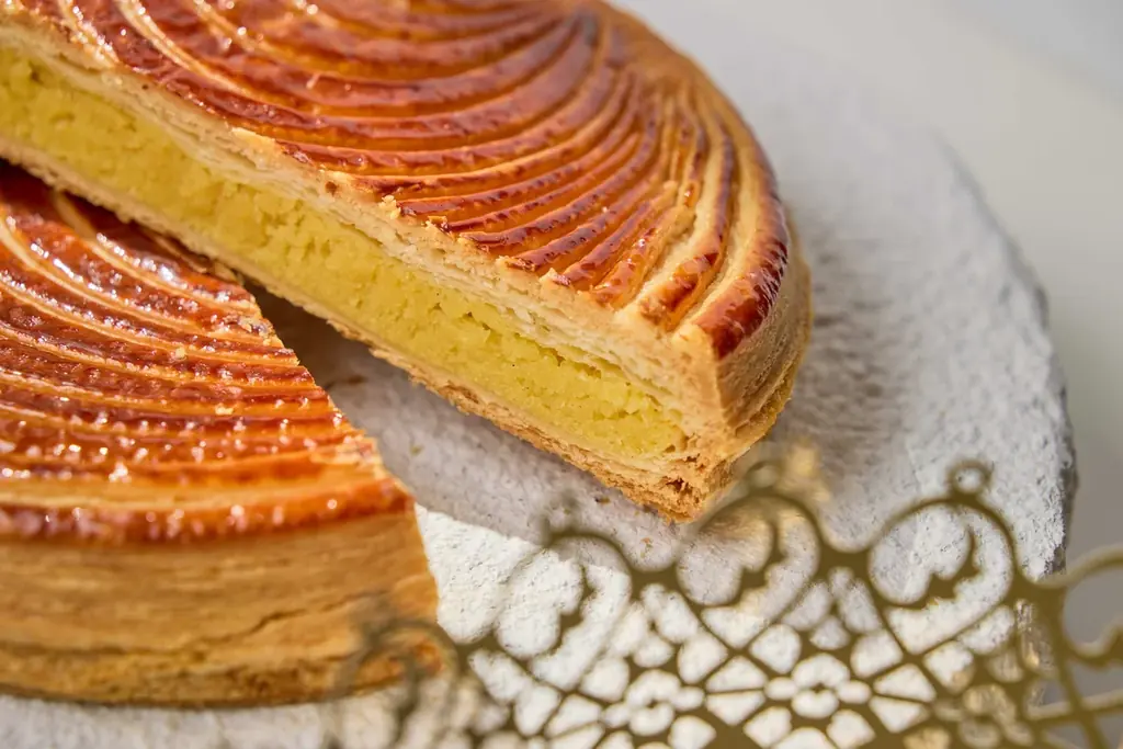 【UN GRAIN】新年を祝うフランスの伝統菓子で運試しを！「ガレット デ ロワ ナチュール」 12月1日(月)からご予約受付開始 画像 3