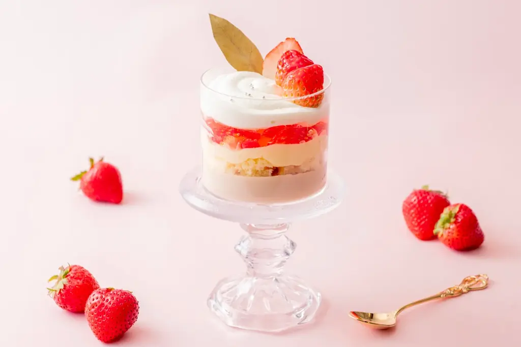 【苺づくしスイーツ】フレッシュな国産の苺×口溶けなめらかな黒糖風味のパンナコッタを楽しめる新作『苺のパルフェ』が新登場！苺の2段ケーキやタルト、ショートケーキ、パフェなど“苺づくし”な全6品を新発売！ 画像 4