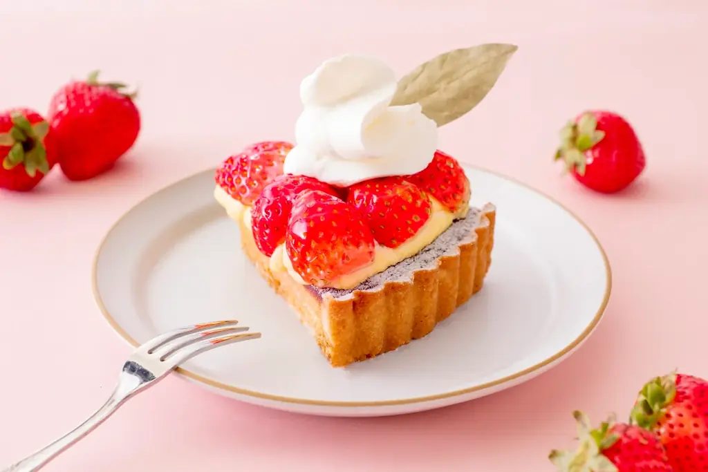 【苺づくしスイーツ】フレッシュな国産の苺×口溶けなめらかな黒糖風味のパンナコッタを楽しめる新作『苺のパルフェ』が新登場！苺の2段ケーキやタルト、ショートケーキ、パフェなど“苺づくし”な全6品を新発売！ 画像 6