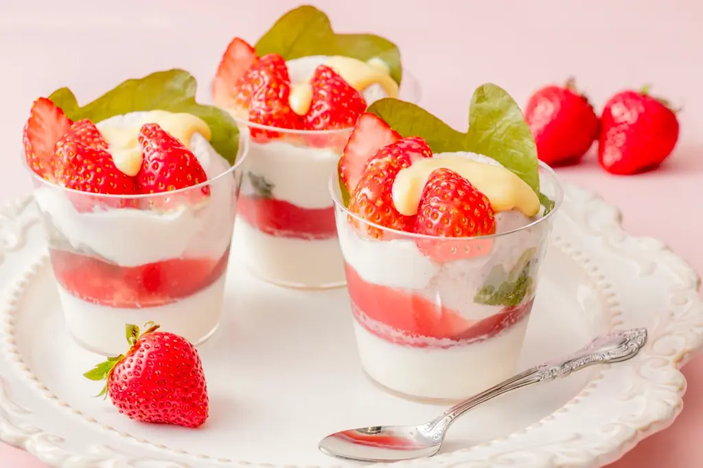 【苺づくしスイーツ】フレッシュな国産の苺×口溶けなめらかな黒糖風味のパンナコッタを楽しめる新作『苺のパルフェ』が新登場！苺の2段ケーキやタルト、ショートケーキ、パフェなど“苺づくし”な全6品を新発売！ 画像 7