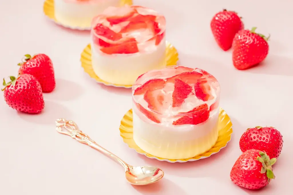 【苺づくしスイーツ】フレッシュな国産の苺×口溶けなめらかな黒糖風味のパンナコッタを楽しめる新作『苺のパルフェ』が新登場！苺の2段ケーキやタルト、ショートケーキ、パフェなど“苺づくし”な全6品を新発売！ 画像 8