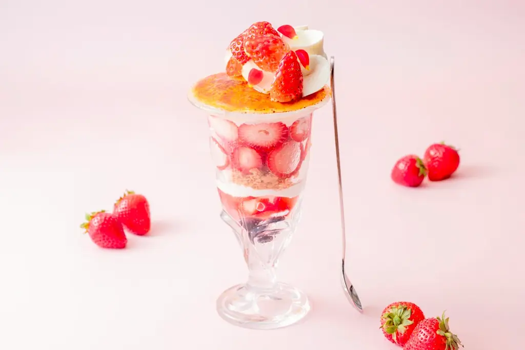 【苺づくしスイーツ】フレッシュな国産の苺×口溶けなめらかな黒糖風味のパンナコッタを楽しめる新作『苺のパルフェ』が新登場！苺の2段ケーキやタルト、ショートケーキ、パフェなど“苺づくし”な全6品を新発売！ 画像 9