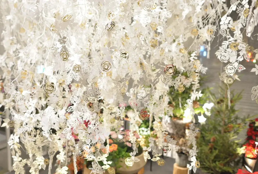 再エネ100％電力のサステナブルなクリスマスツリーも登場。日比谷花壇 日比谷公園本店で極上のバラとペーパーアートが織りなす「ローズ・ノエル」インスタレーションが12月1日から開催。 画像 1