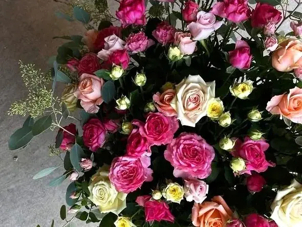 再エネ100％電力のサステナブルなクリスマスツリーも登場。日比谷花壇 日比谷公園本店で極上のバラとペーパーアートが織りなす「ローズ・ノエル」インスタレーションが12月1日から開催。 画像 10