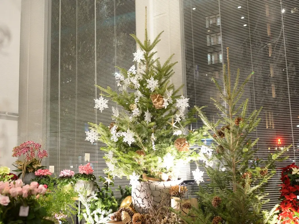 再エネ100％電力のサステナブルなクリスマスツリーも登場。日比谷花壇 日比谷公園本店で極上のバラとペーパーアートが織りなす「ローズ・ノエル」インスタレーションが12月1日から開催。 画像 11