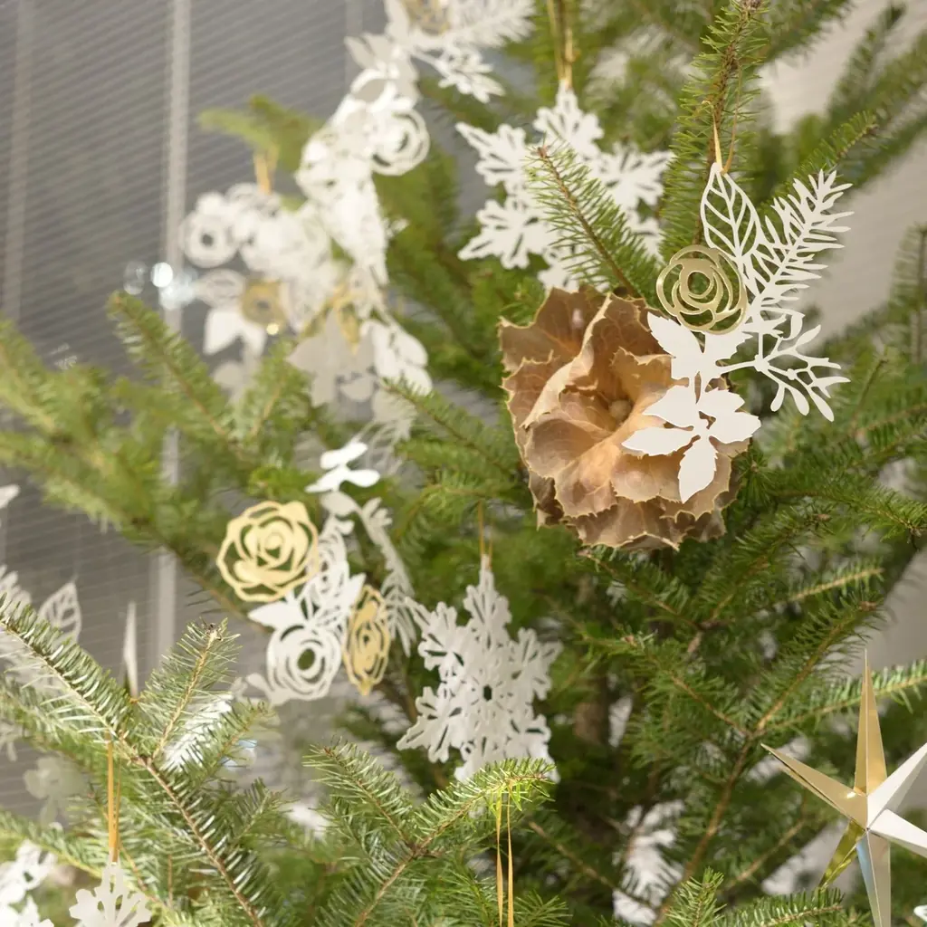 再エネ100％電力のサステナブルなクリスマスツリーも登場。日比谷花壇 日比谷公園本店で極上のバラとペーパーアートが織りなす「ローズ・ノエル」インスタレーションが12月1日から開催。 画像 13