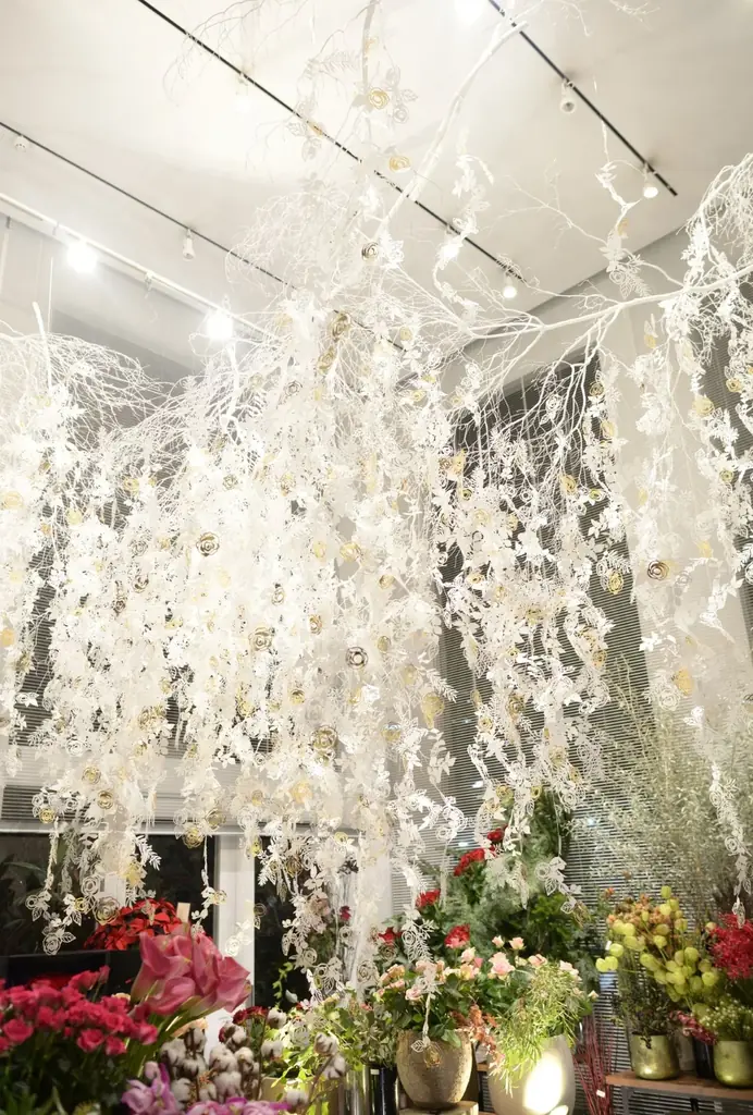 再エネ100％電力のサステナブルなクリスマスツリーも登場。日比谷花壇 日比谷公園本店で極上のバラとペーパーアートが織りなす「ローズ・ノエル」インスタレーションが12月1日から開催。 画像 3