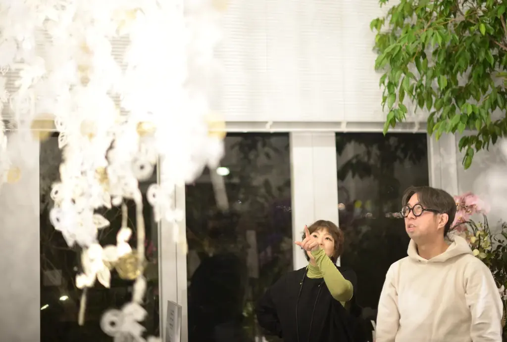 再エネ100％電力のサステナブルなクリスマスツリーも登場。日比谷花壇 日比谷公園本店で極上のバラとペーパーアートが織りなす「ローズ・ノエル」インスタレーションが12月1日から開催。 画像 5