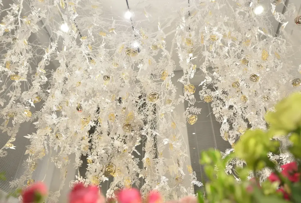 再エネ100％電力のサステナブルなクリスマスツリーも登場。日比谷花壇 日比谷公園本店で極上のバラとペーパーアートが織りなす「ローズ・ノエル」インスタレーションが12月1日から開催。 画像 6