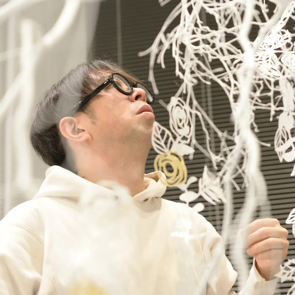 再エネ100％電力のサステナブルなクリスマスツリーも登場。日比谷花壇 日比谷公園本店で極上のバラとペーパーアートが織りなす「ローズ・ノエル」インスタレーションが12月1日から開催。 画像 7