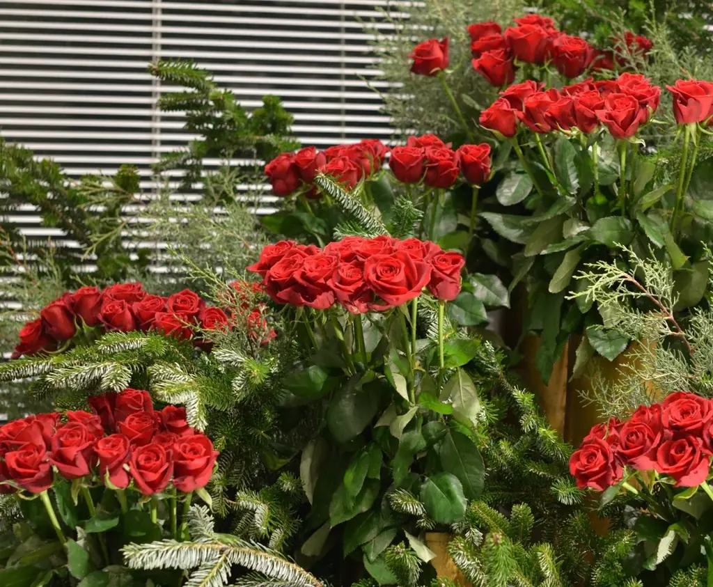 再エネ100％電力のサステナブルなクリスマスツリーも登場。日比谷花壇 日比谷公園本店で極上のバラとペーパーアートが織りなす「ローズ・ノエル」インスタレーションが12月1日から開催。 画像 9