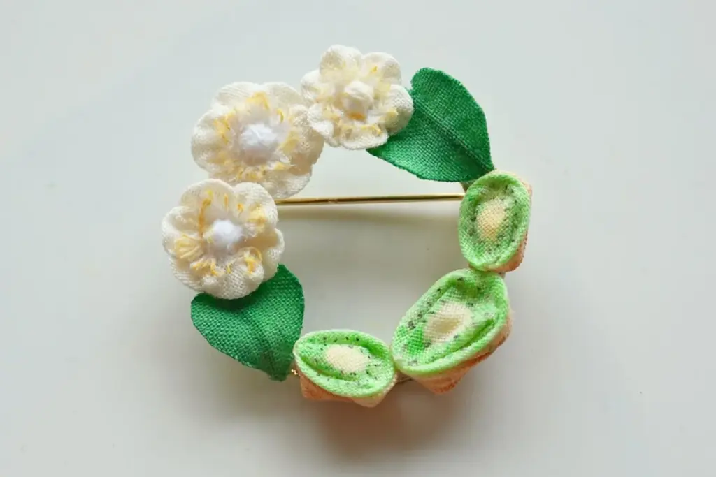 ほらどキウイを模したつまみ細工ブローチがふるさと納税に