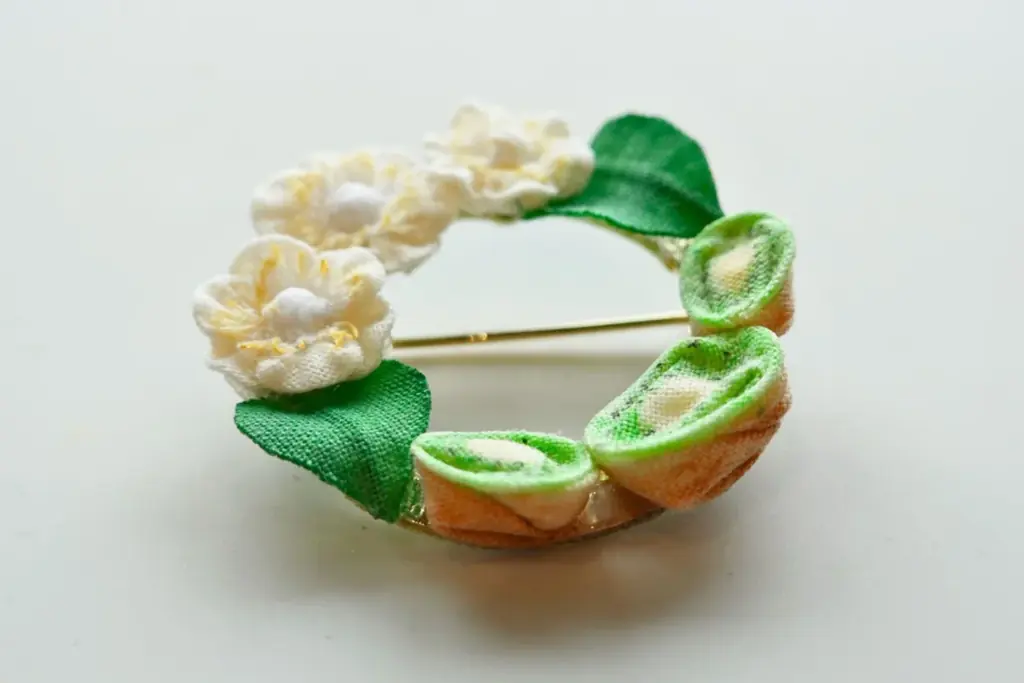 【岐阜県関市ふるさと納税】関市の特産品「ほらどキウイ」をモチーフにしたつまみ細工のブローチが登場！ 画像 5