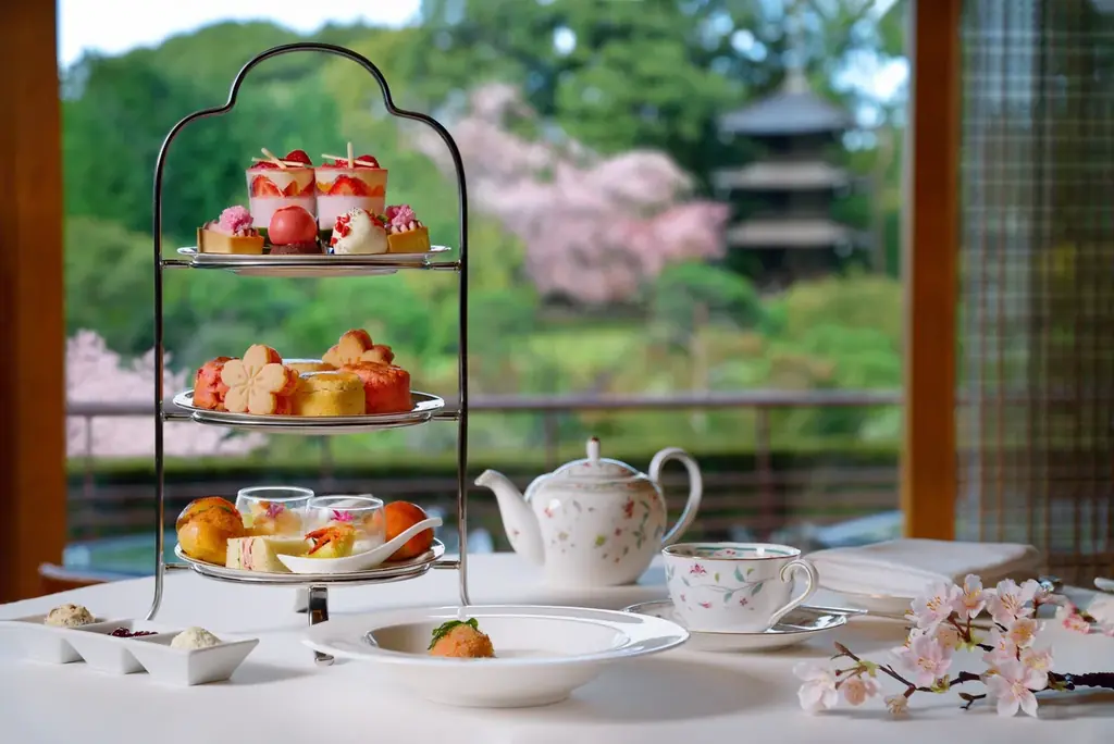 【ホテル椿山荘東京】春といえば桜とストロベリー！その魅力をまるでコース料理のように楽しめる「桜×ストロベリーアフタヌーンティー」2月6日よりスタート 画像 1