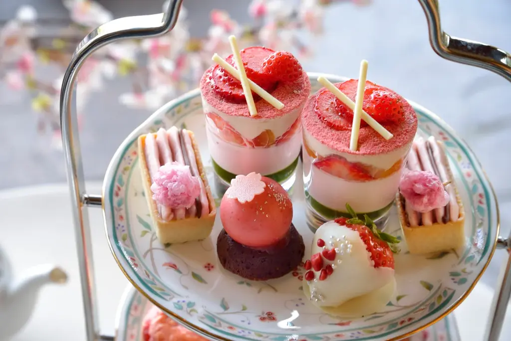 【ホテル椿山荘東京】春といえば桜とストロベリー！その魅力をまるでコース料理のように楽しめる「桜×ストロベリーアフタヌーンティー」2月6日よりスタート 画像 4