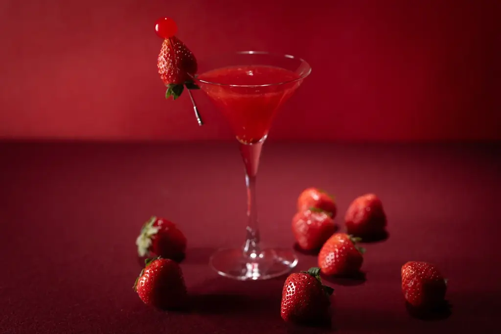 ロイヤルパーク京都、苺とロゼ香る冬限定カクテル「寒椿」