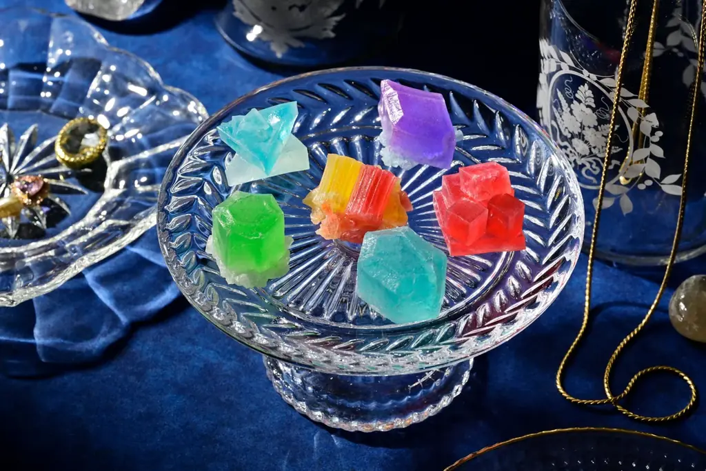 【12月3日 新発売】 秘密のジュエル探しスタート！まるで“食べる宝石”。幻のスイーツ「ルミナスクリスタル 1/6の涙 マジカルジュエリーコレクション」が数量限定で登場。販売場所はシークレット！ 画像 2