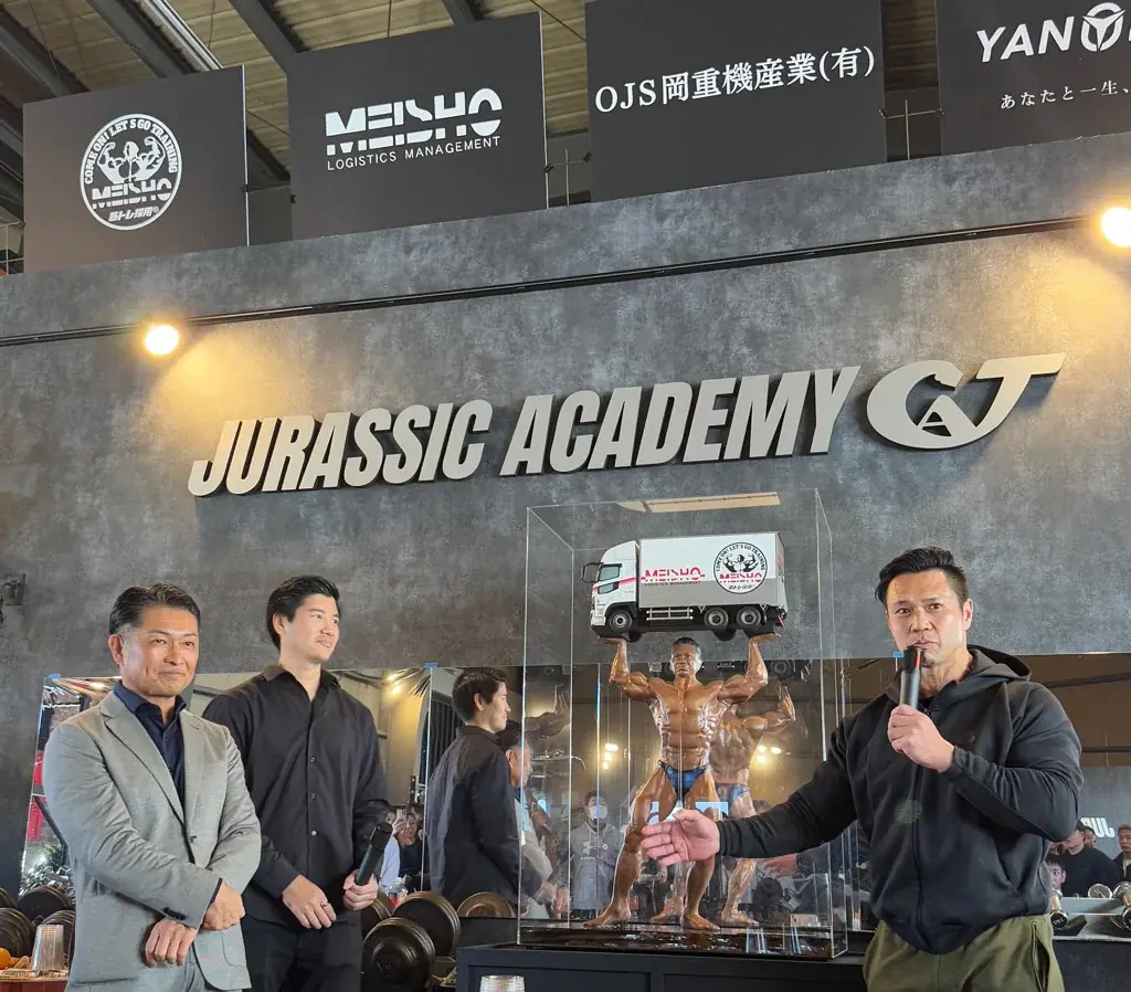 JBBFトップボディビルダー・木澤大祐氏が代表を務める「ジュラシックアカデミー」愛知県港区にてリニューアルオープン！名正運輸株式会社より、木澤氏そっくりの特製フィギュアをサプライズ贈呈 画像 2
