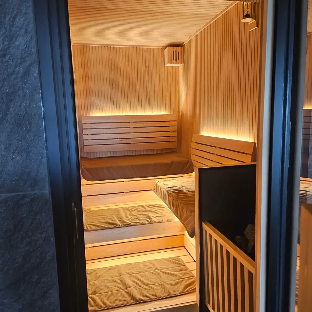 福井県初、メゾネットタイプ　サウナ付き特別客室『瑠璃（るり）』2室 2025年12月1日 グランディア芳泉の最上階にオープン〜田園風景を望む贅沢な”ととのう”空間〜　あわら温泉グランディア芳泉 画像 2