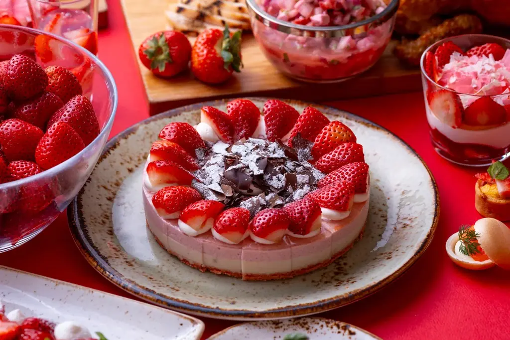 【ハイアット リージェンシー 京都】真っ赤な苺がきらめく！ホテルクオリティのスイーツとセイボリーが食べ放題。「ストロベリーアフタヌーンティーブッフェ」開催 画像 2